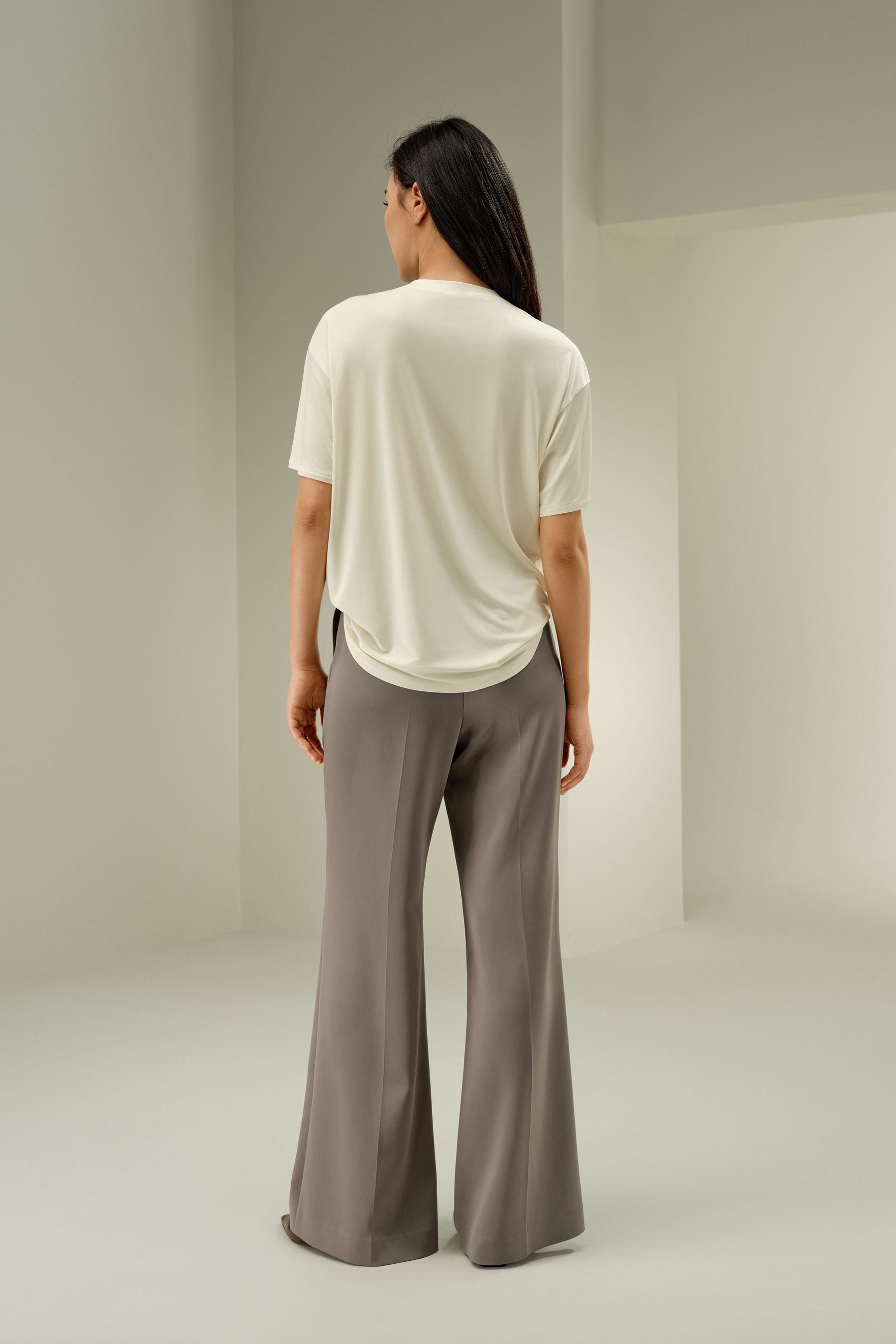 büyük boy ipek jersey tişört kadın arka görünüm dökümlü rahat kesim ipek kumaş detay