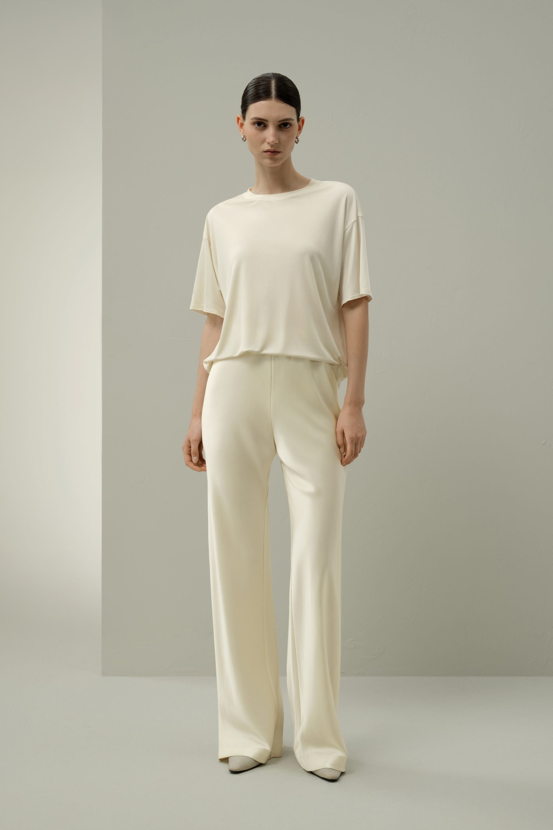 büyük boy ipek jersey tişört kadın ön görünüm rahat kesim ve dökümlü ipek kumaş detay