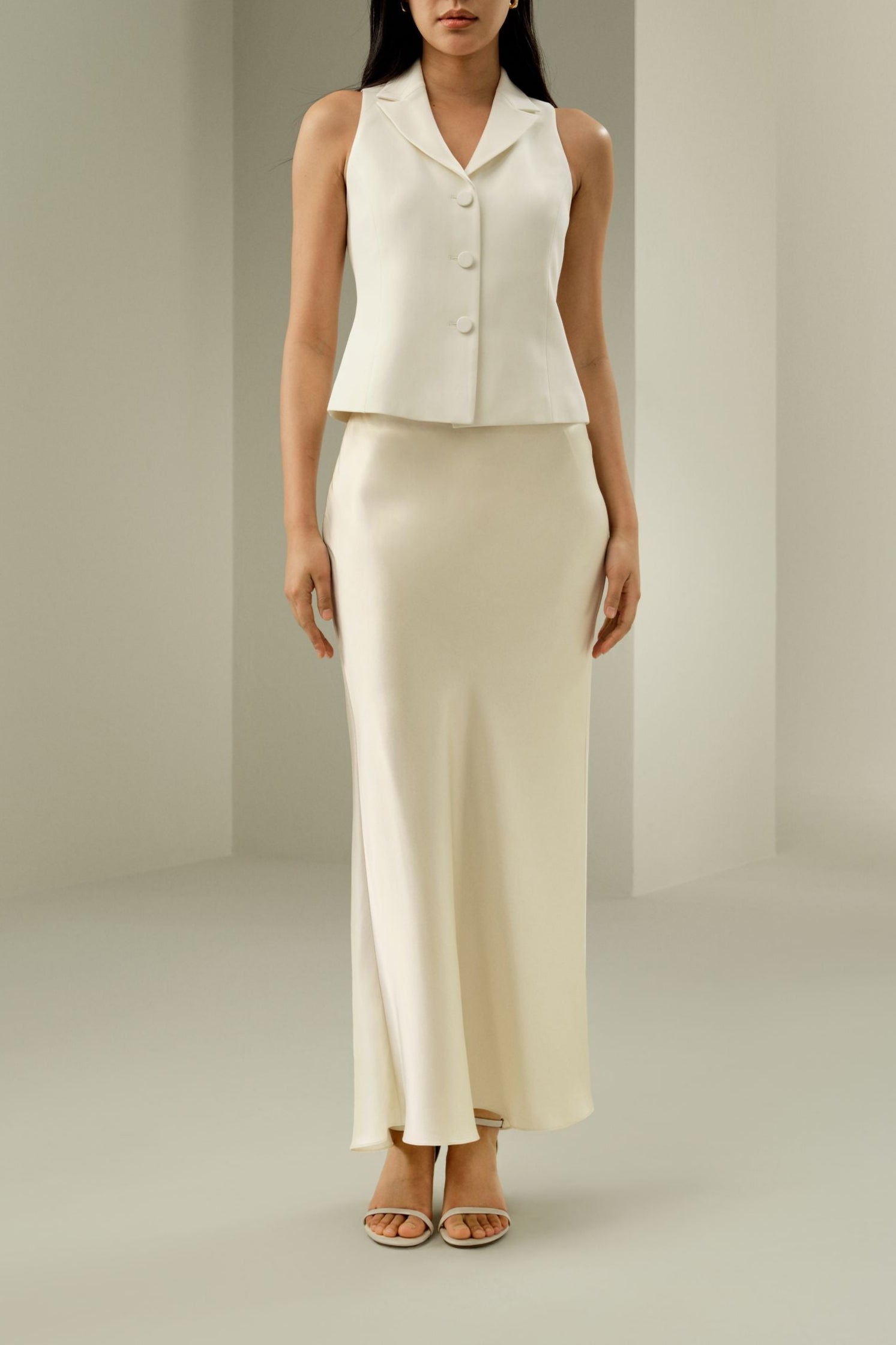 flare paça ipek maksi etek kadın ön görünüm zarif kesim ve parlak ipek kumaş detay