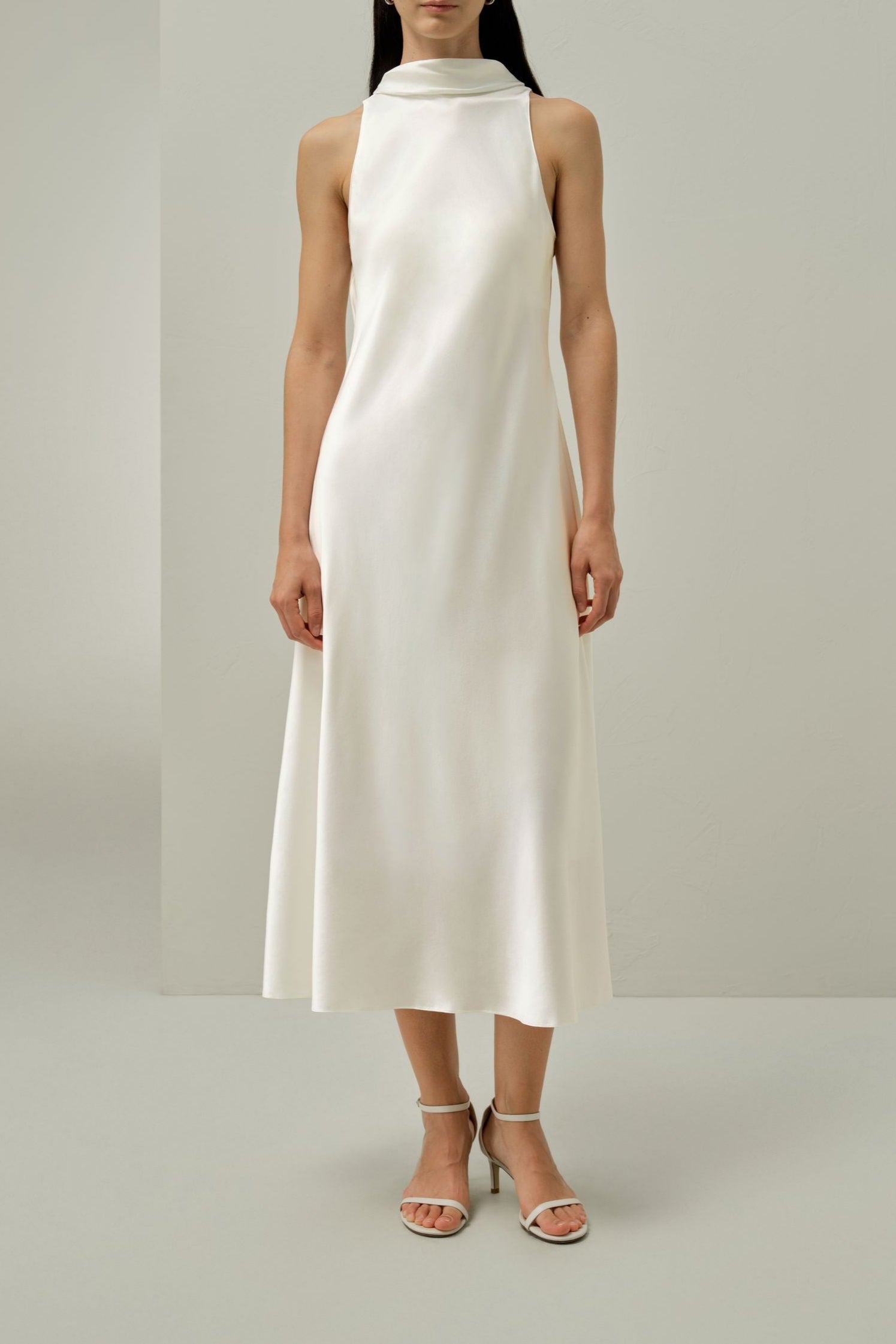 beyaz riviera ipek elbise kadın ön görünüm sade ve zarif tasarım