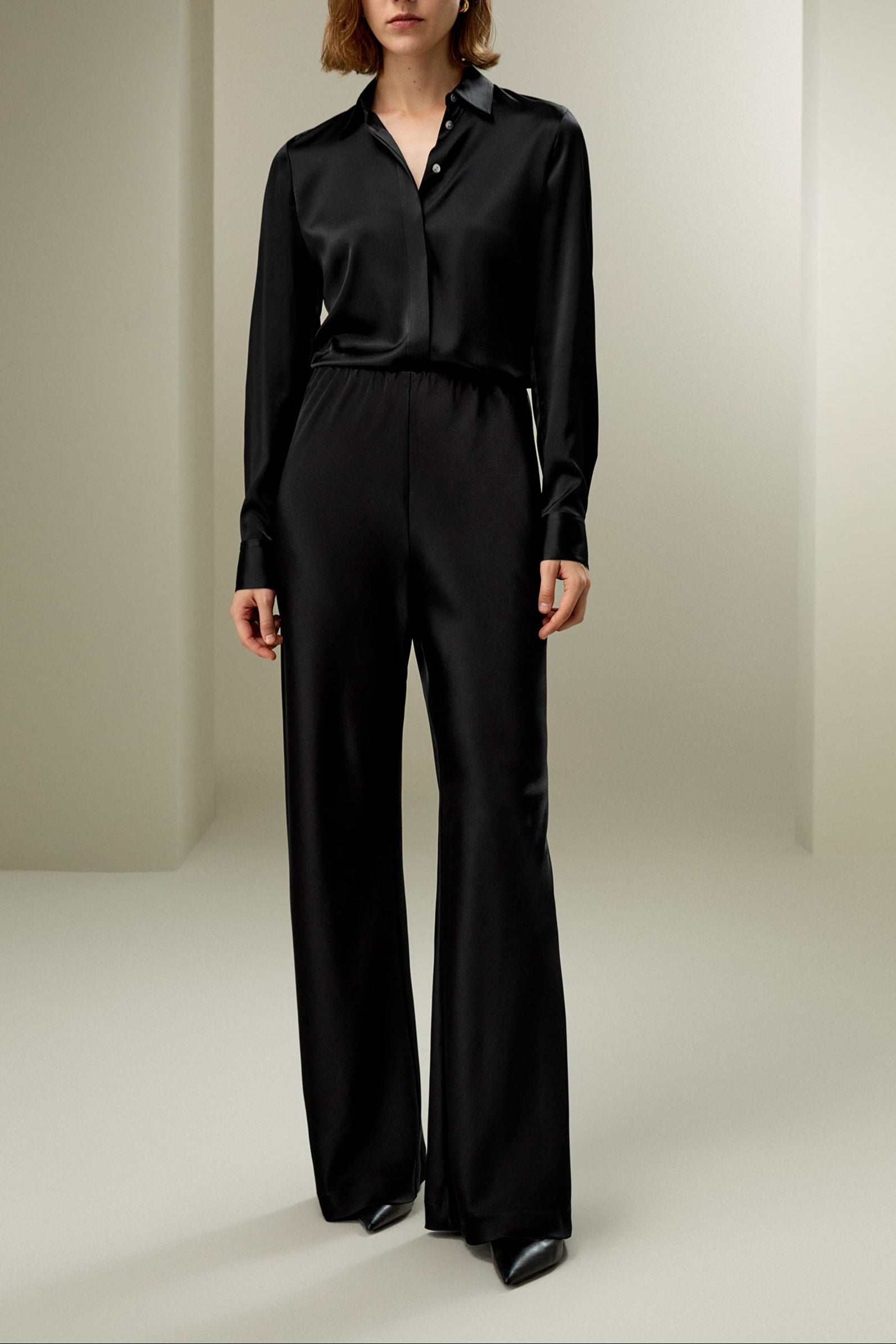 kadın siyah ipek pantolon ve ipek gömlek kombin çekimi tam boy görünüm