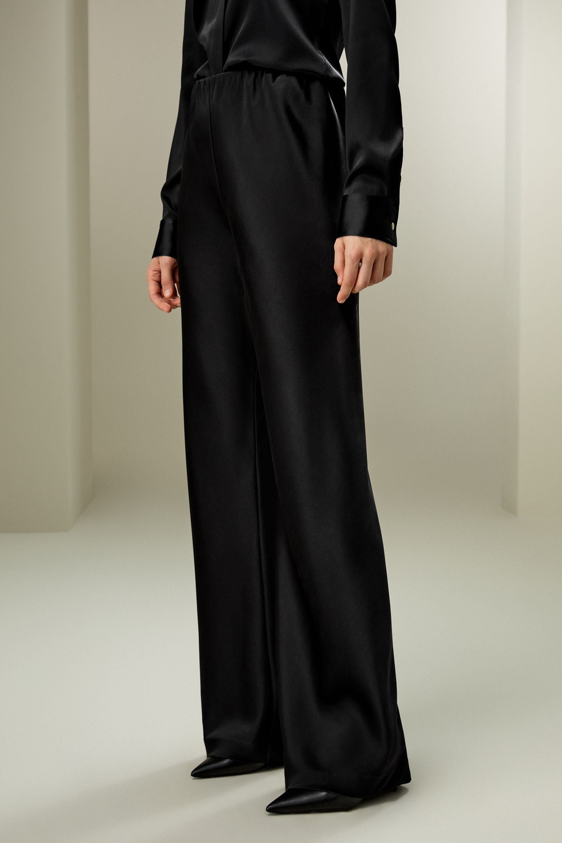 siyah ipek pantolon kadın yan açı görünüm, dökümlü paça ve zarif kesim detay