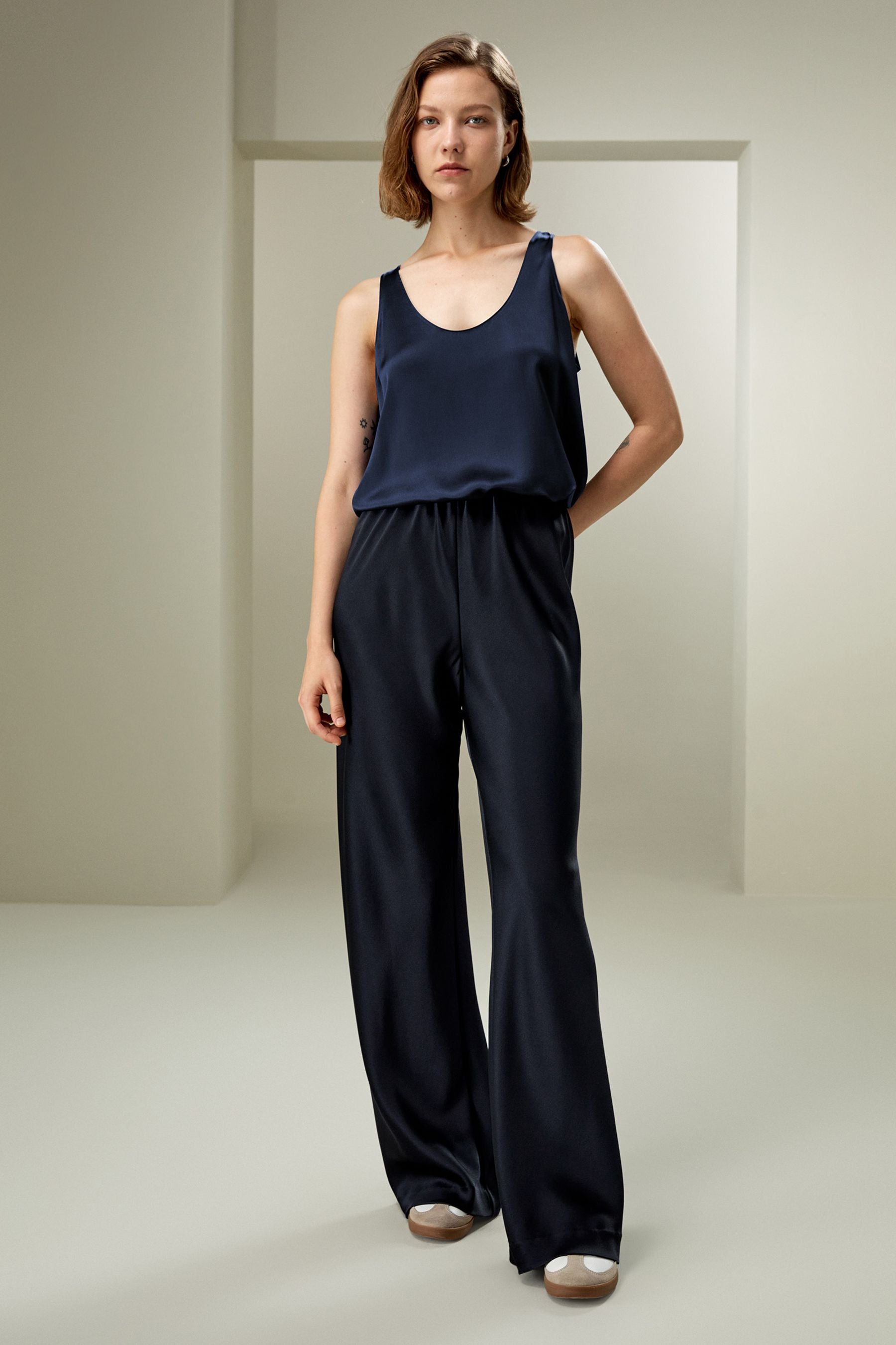 tam eğik kesim lacivert ipek pantolon kadın kombin görünümü