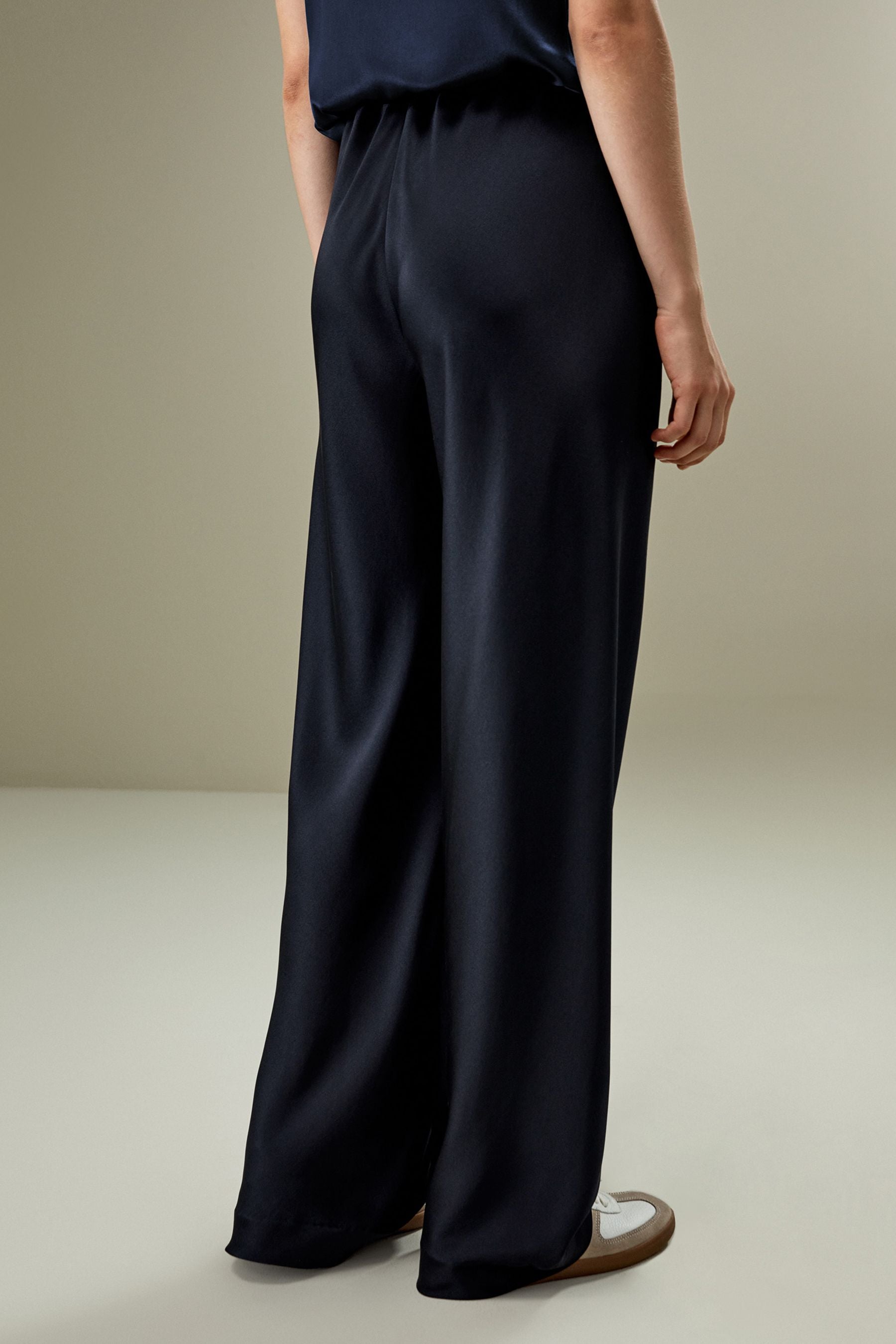 lacivert ipek pantolon kadın arka görünüm rahat kesim dökümlü form