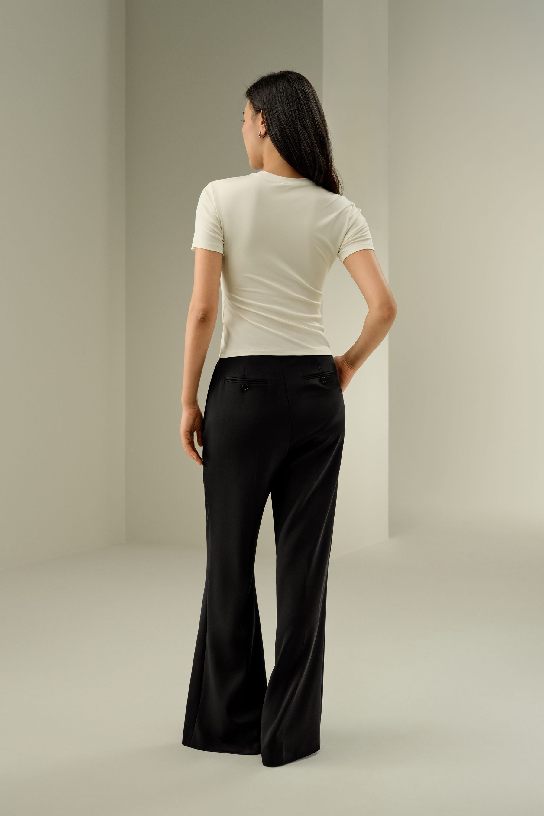 yuvarlak yaka ipek slim fit tişört kadın arka görünüm fit kesim ve dökümlü ipek kumaş