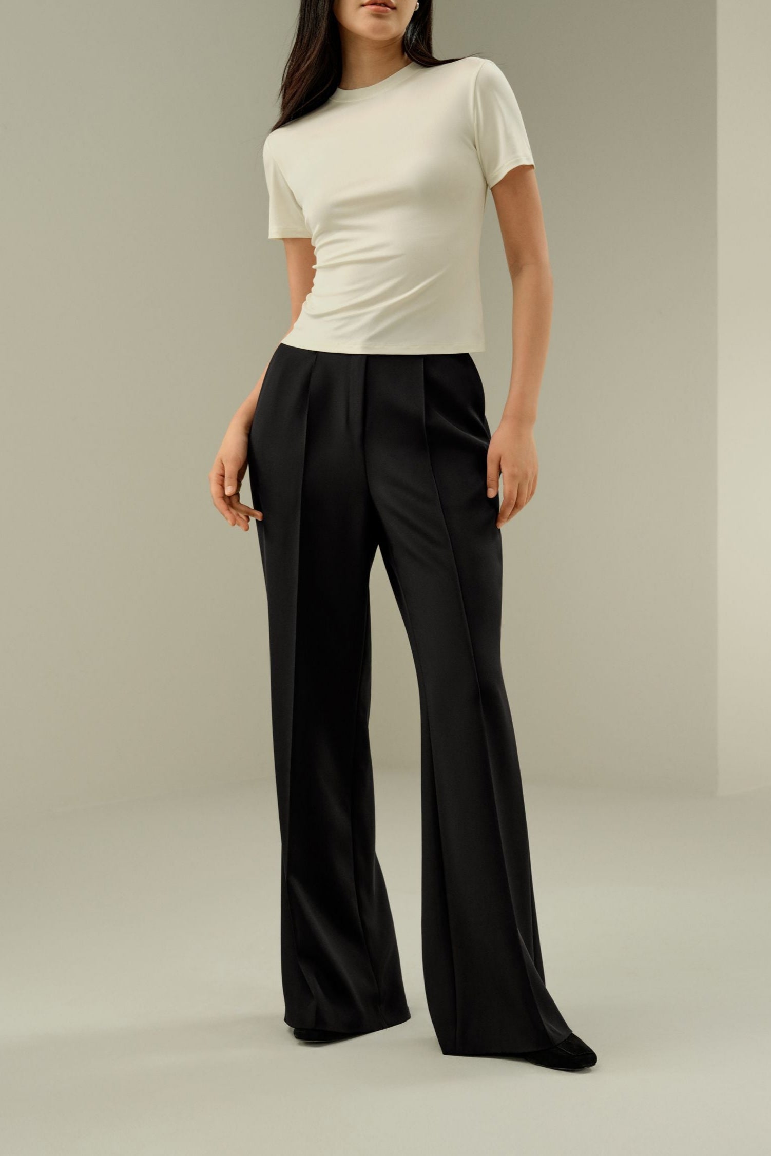 yuvarlak yaka ipek slim fit tişört kadın kombin görünümü siyah pantolonla zarif kontrast