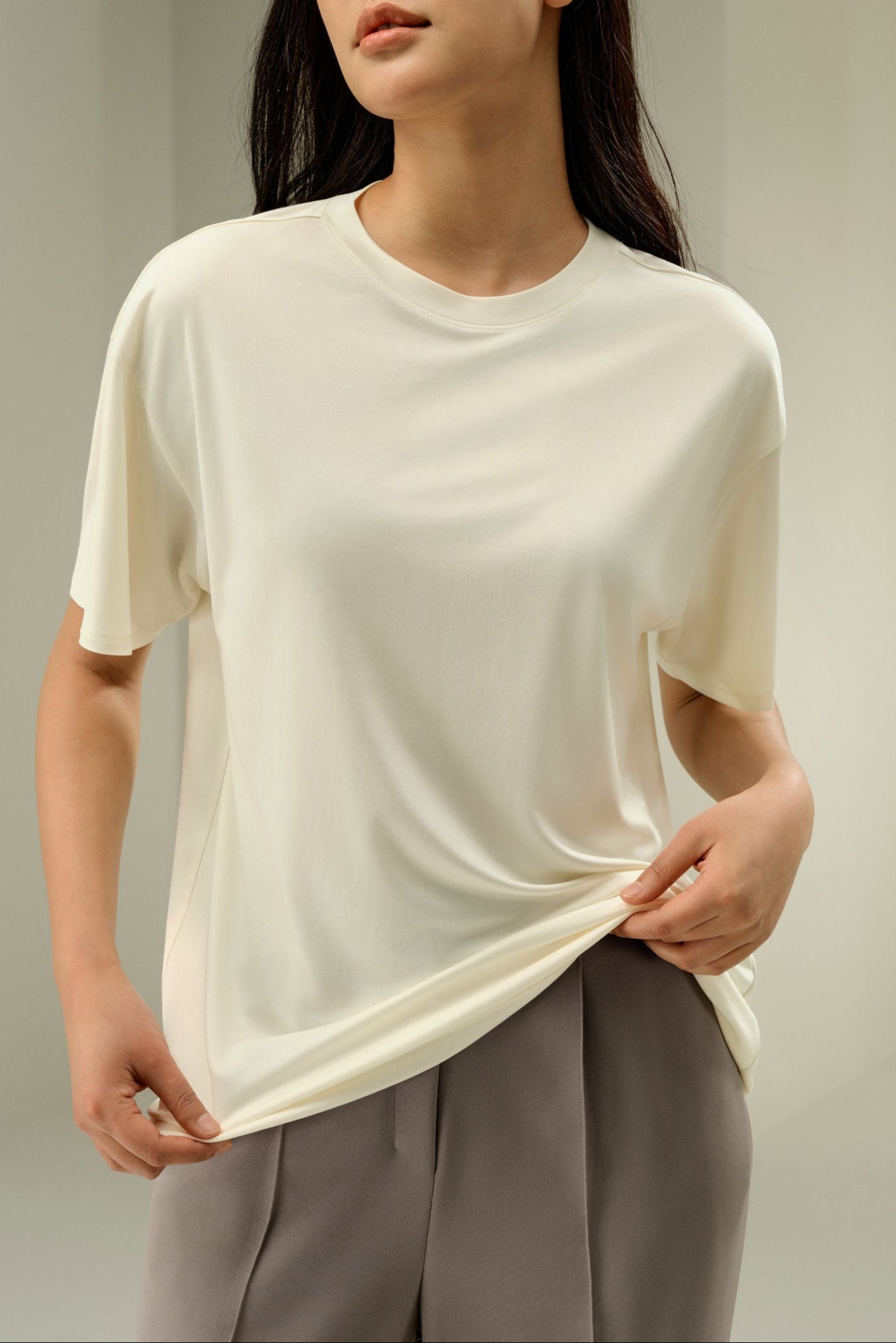 büyük boy ipek jersey tişört yakın plan kumaş detayı dökümlü ve yumuşak ipek doku