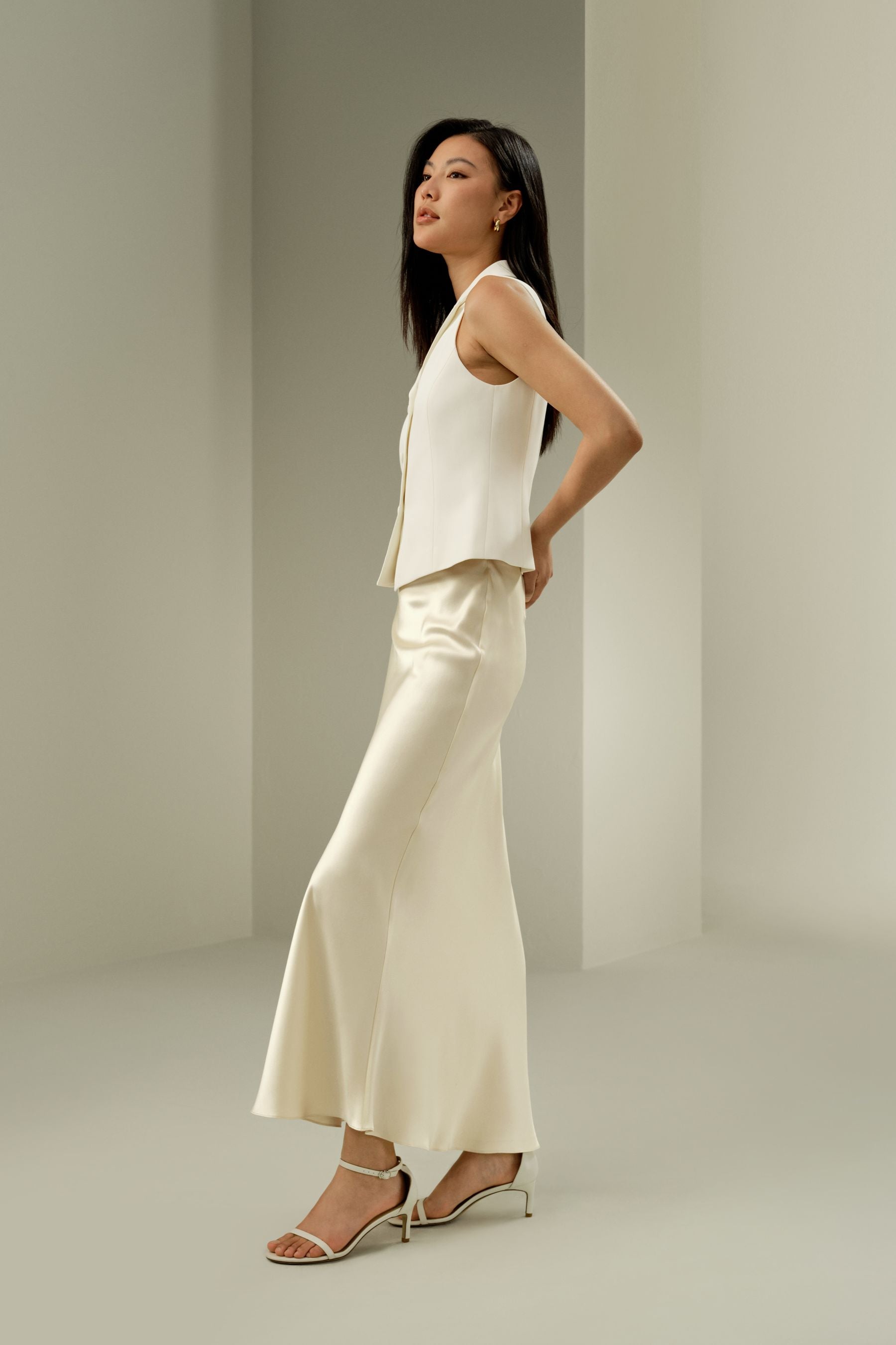 flare paça ipek maksi etek kadın yan görünüm dökümlü kumaş ve zarif kesim detay
