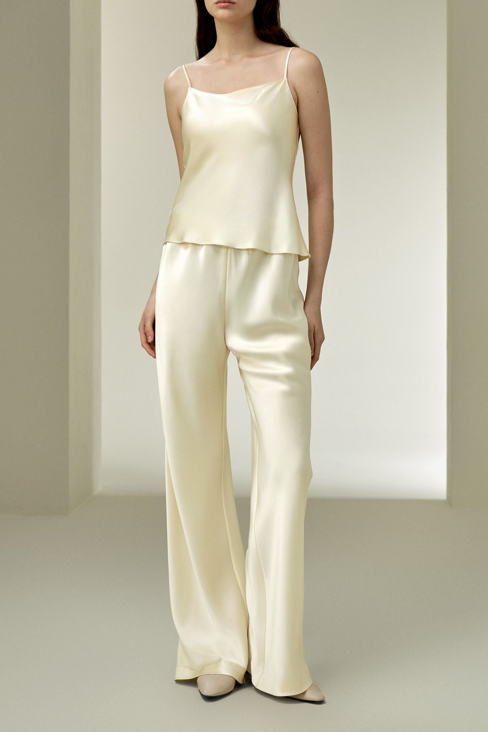 ipek charmeuse kaşkorse kadın tam boy ön görünüm ipek pantolon kombin zarif parlak kumaş