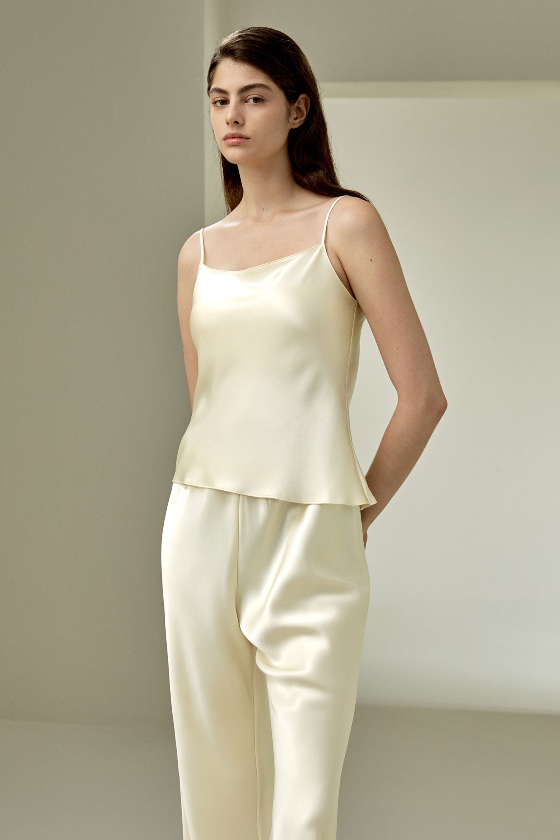 ipek charmeuse kaşkorse kadın ön görünüm zarif askı detayı ve parlak ipek kumaş