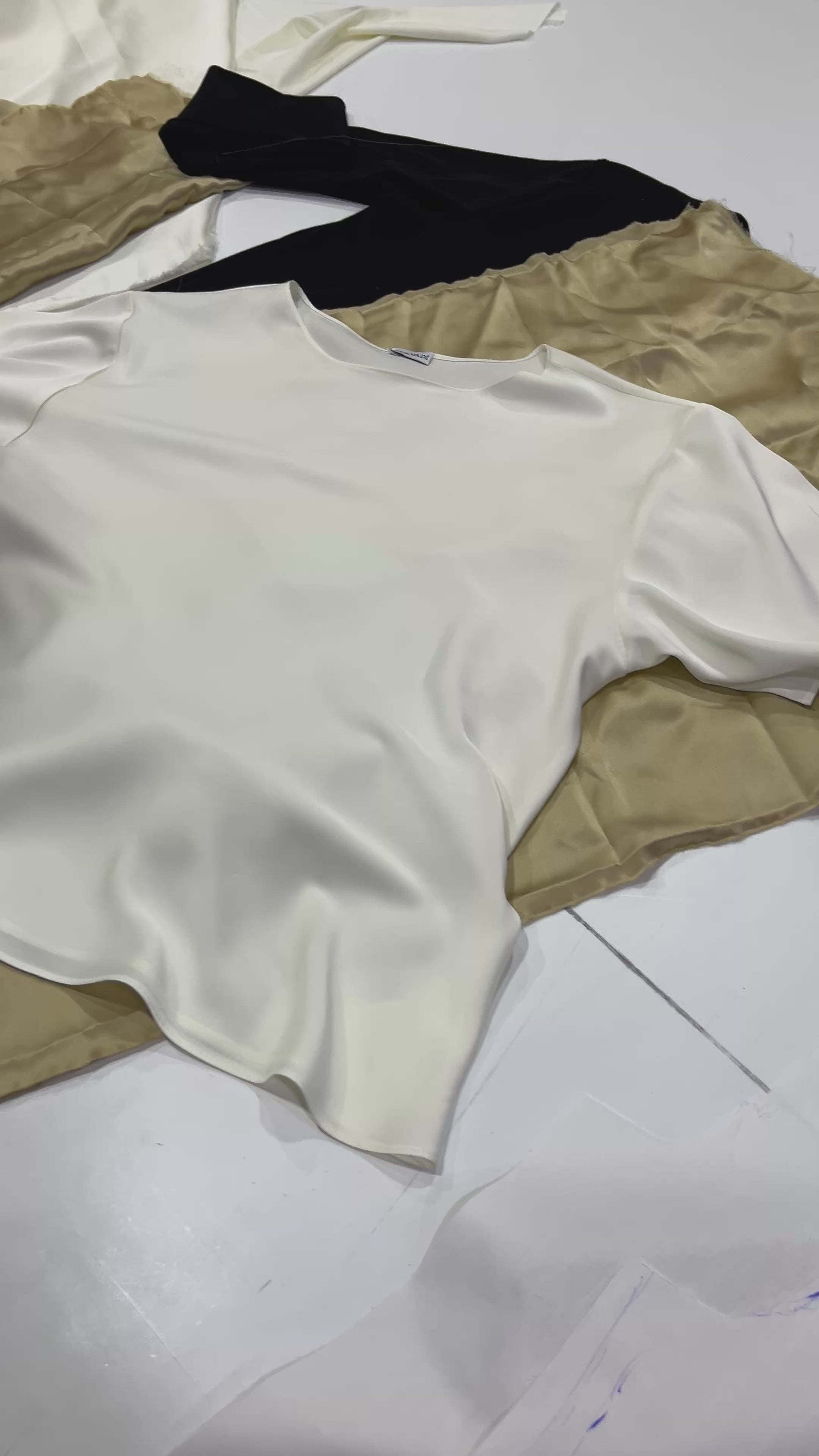 yuvarlak yaka ipek slim fit tişört kumaş yakın plan detay, parlak ipek doku ve zarif dikiş görünümü
