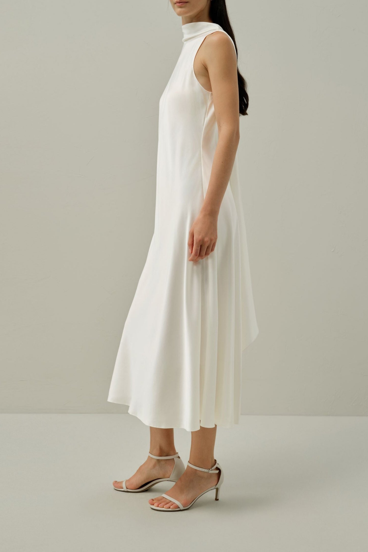 beyaz riviera ipek elbise kadın yan görünüm dökümlü ipek kumaş detay