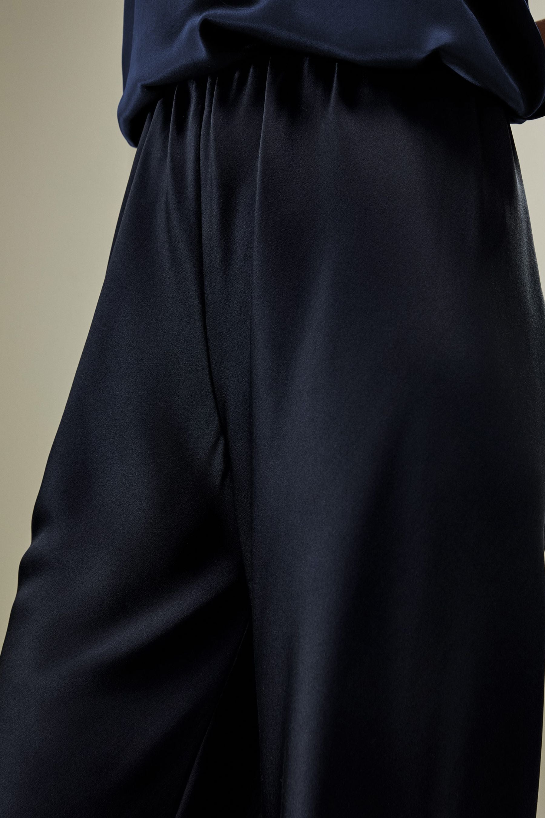 lacivert ipek pantolonun parlak kumaş dokusu ve yumuşak ipek yüzey detay