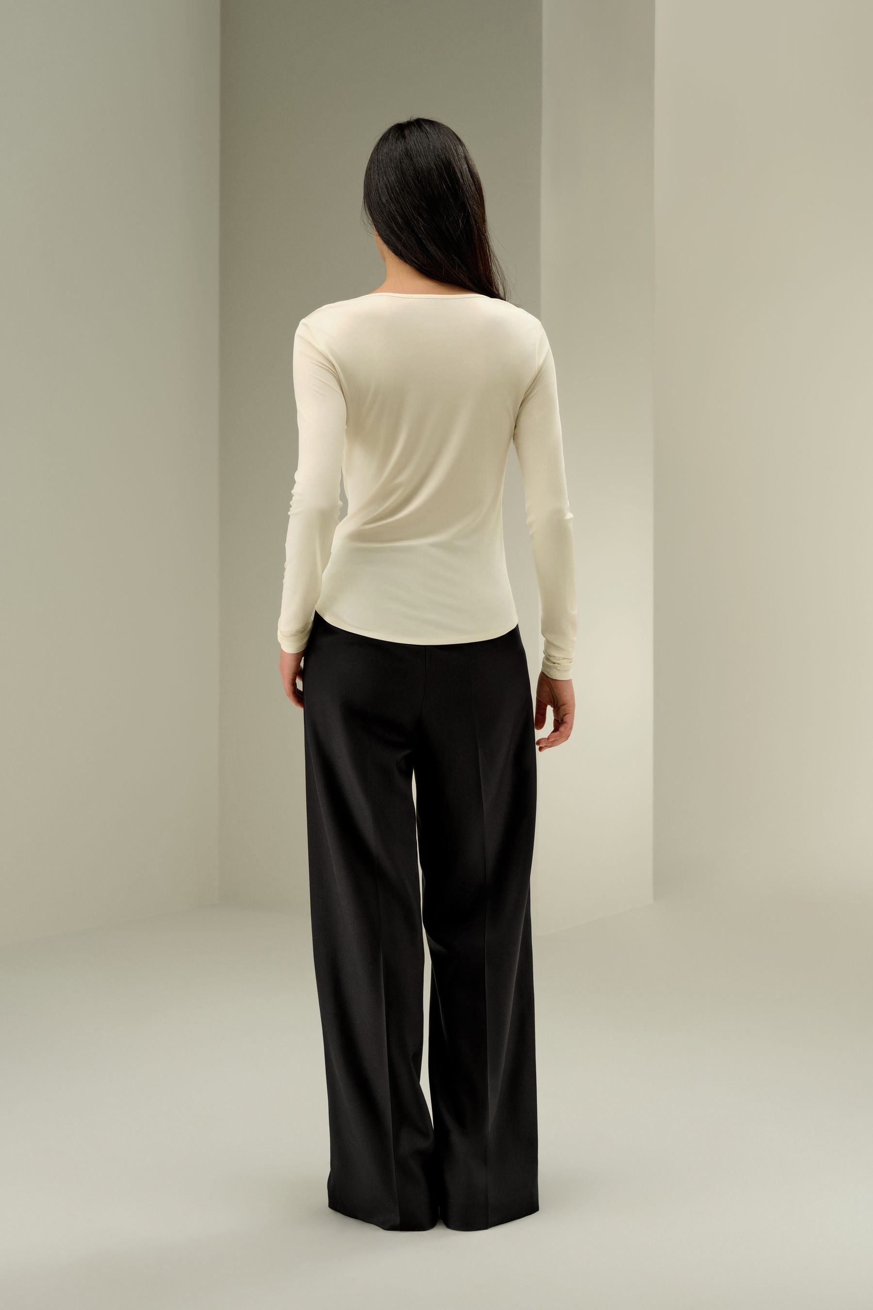 uzun kollu ipek bluz kadın arka görünüm dökümlü kumaş ve zarif fit kesim detay