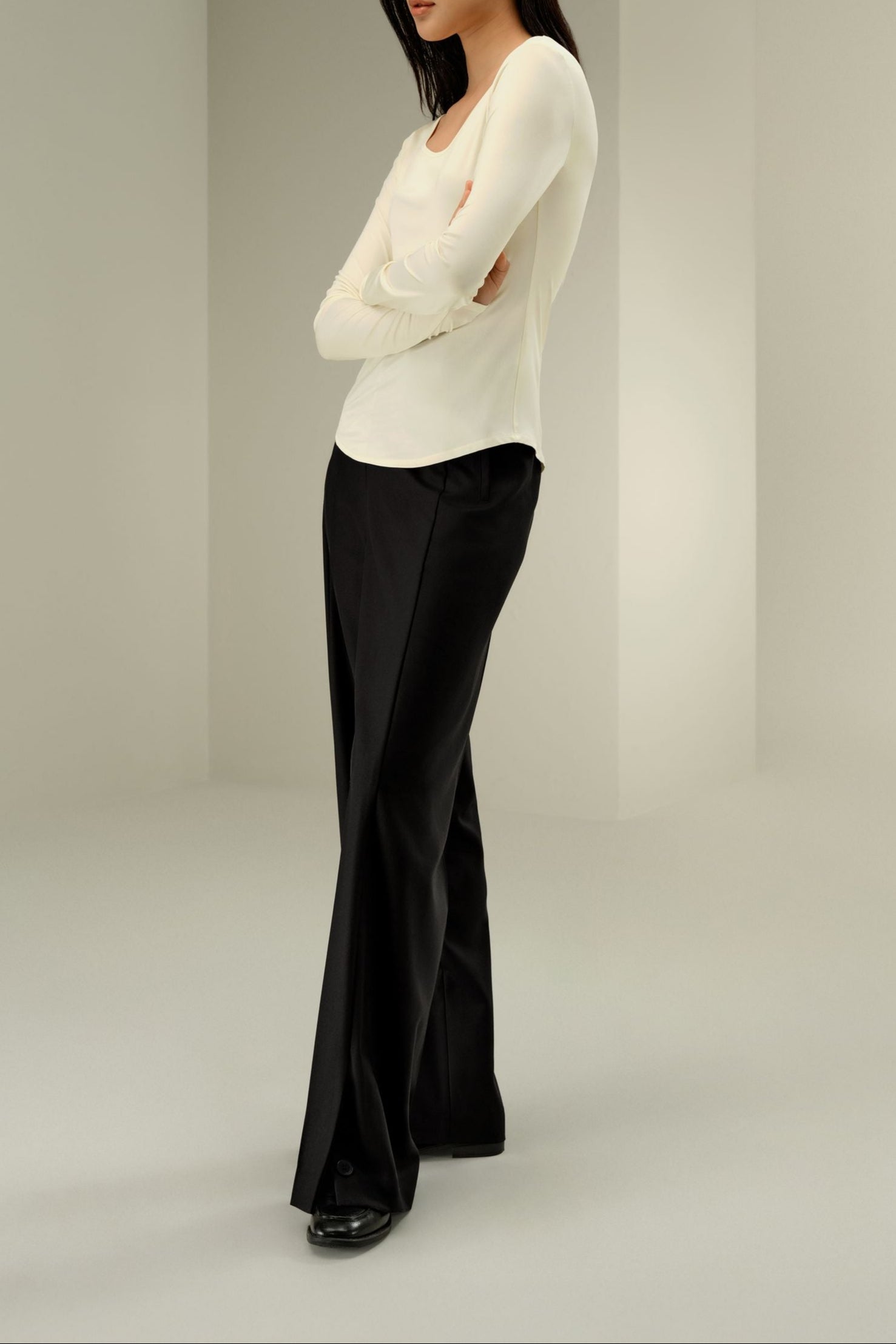 uzun kollu ipek bluz kadın yan görünüm dökümlü ipek kumaş ve zarif fit kesim detay
