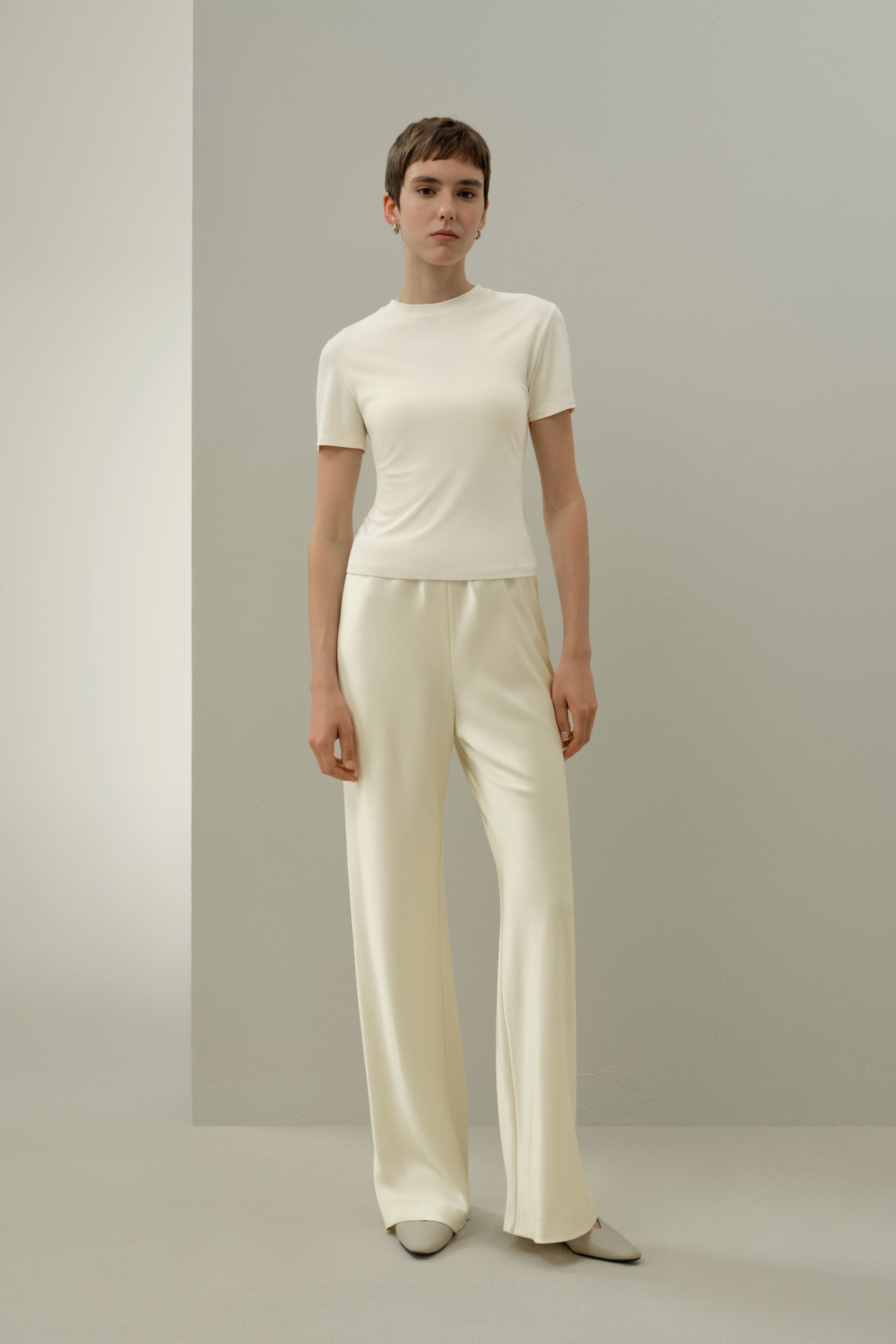 yuvarlak yaka ipek slim fit tişört kadın ön görünüm sade ve zarif tasarım
